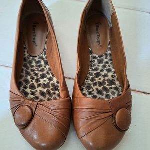 Bare Traps women tan flats